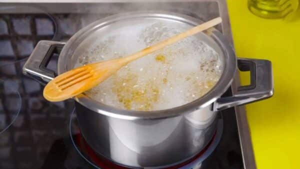 Por que é preciso colocar 1 colher de pau em cima da panela enquanto cozinha arroz ou macarrão?