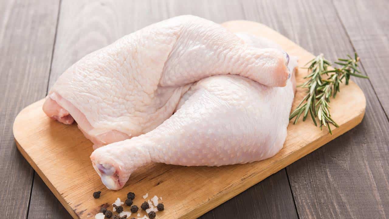 Por que você não deve remover a pele do frango antes de cozinhá-lo?
