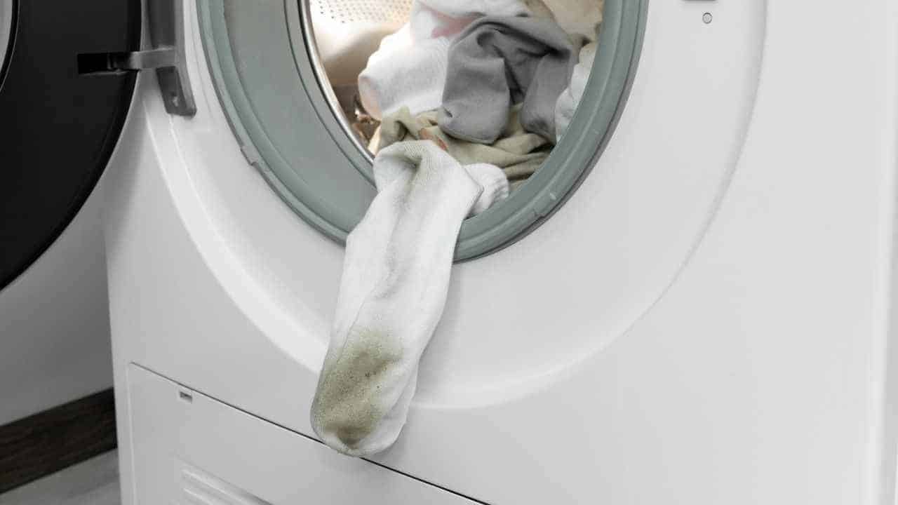 Com esse truque você branqueia suas meias diretamente na máquina de lavar