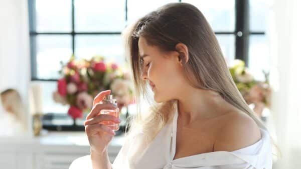 Os melhores perfumes doces femininos que duram o dia todo na pele