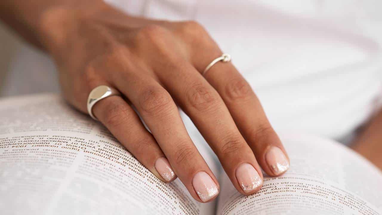 Veja como usar as unhas francesinhas nessa primavera e ter mãos jovens