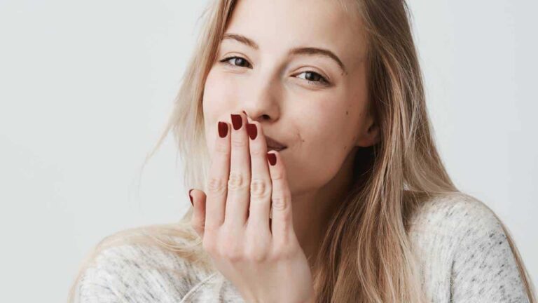 5 designs de unhas vermelhas para se destacar em qualquer lugar