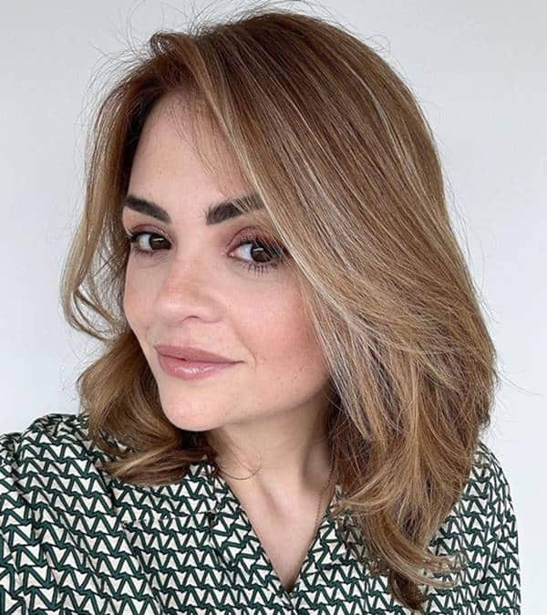 mulher madura com cabelo loiro balayage