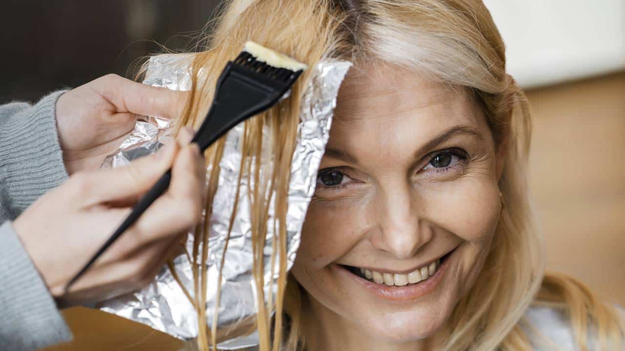 3 tintas de cabelo para mulheres com mais de 50 parecerem JOVENS