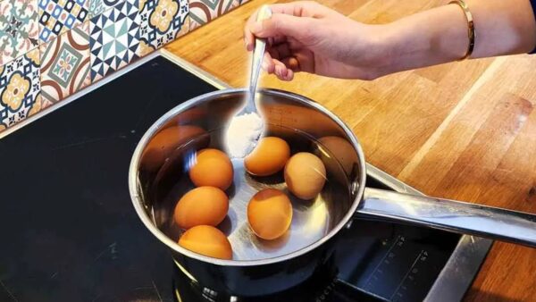 Coloque esse ingrediente na água de cozinha os ovos e ele vai descascar facilmente