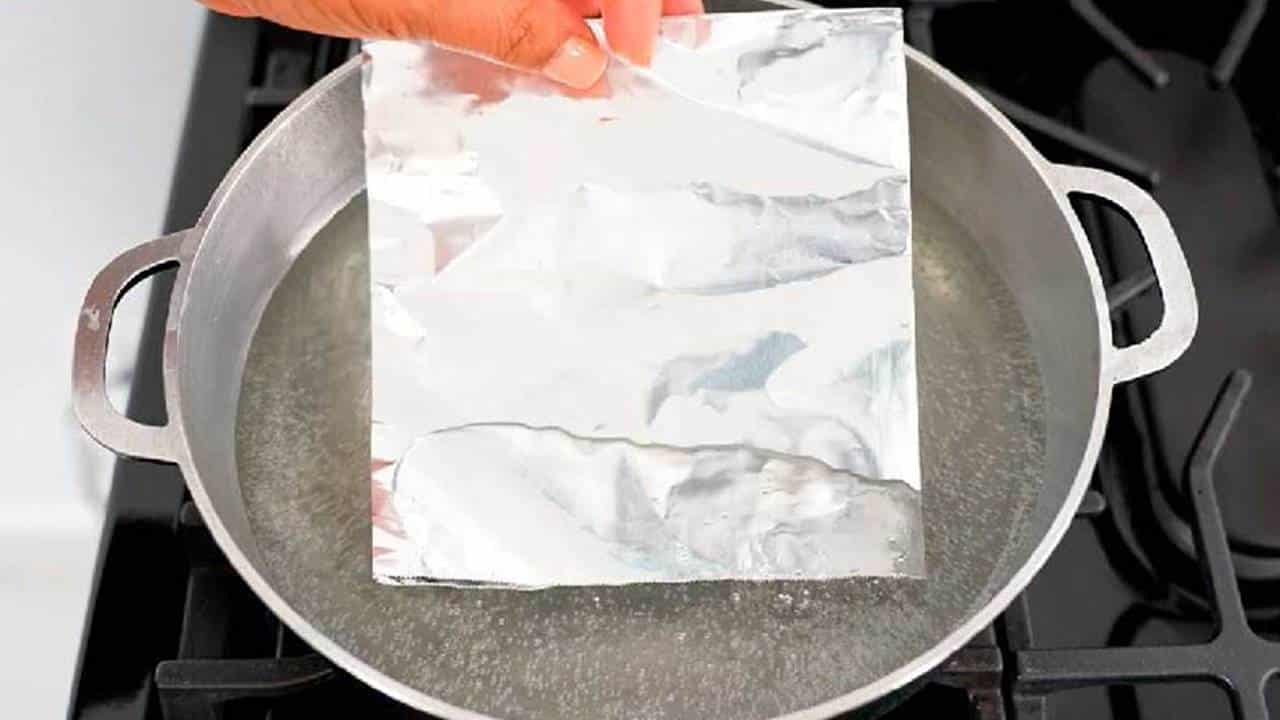 Por que você deve colocar papel alumínio em água fervente?