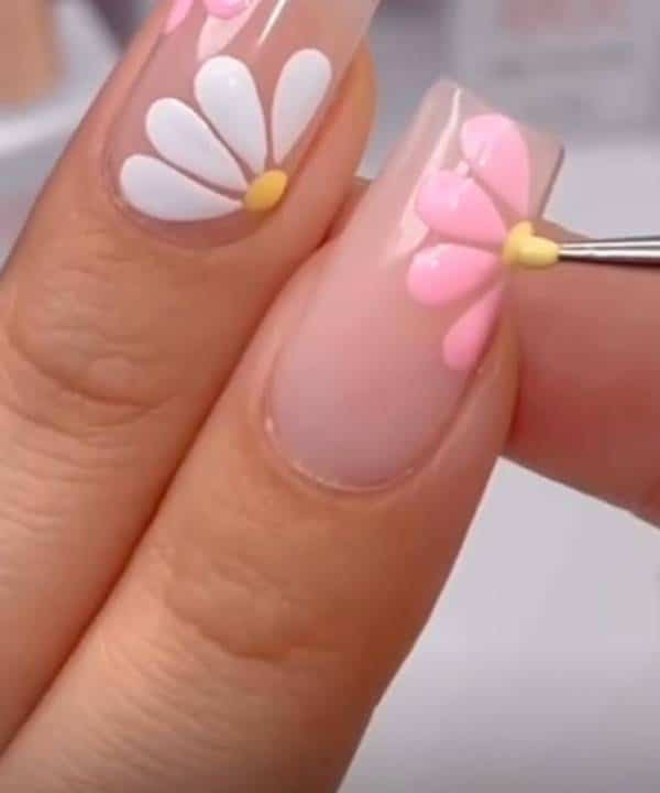 passo 4 flores nas unhas