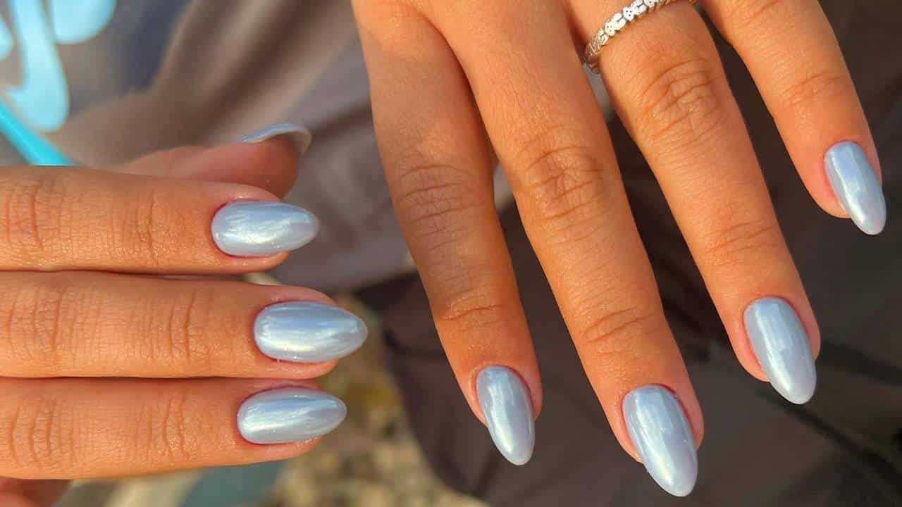 Unhas brilhantes: Modelos azuis e perfeitos para suas mãos!