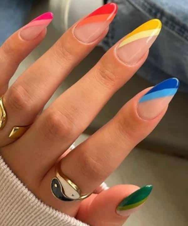 unhas coloridas com design arco-iris