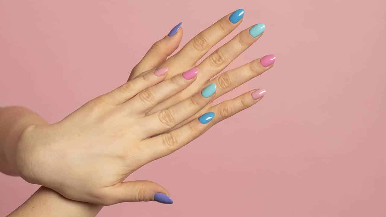 Tons pastéis vão dominar as UNHAS na primavera: 3 designs para experimentar!