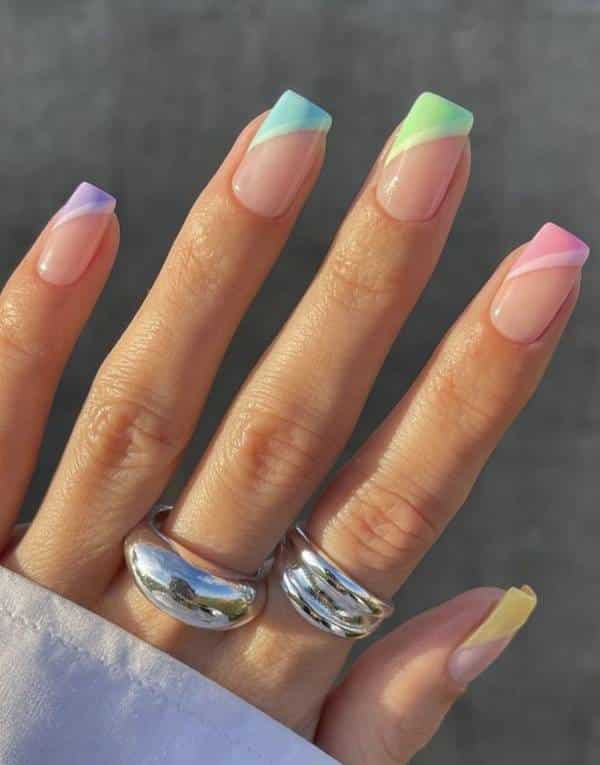 unhas com design diferente colorida