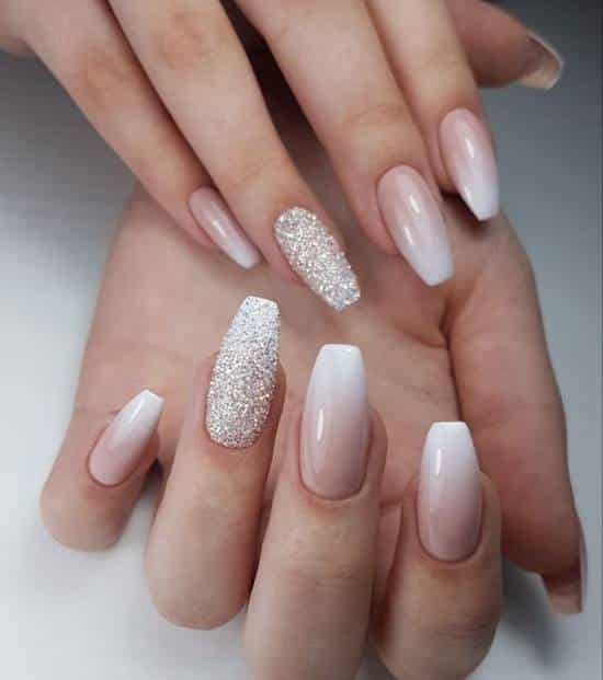 unhas com manicure americana e glitter branco