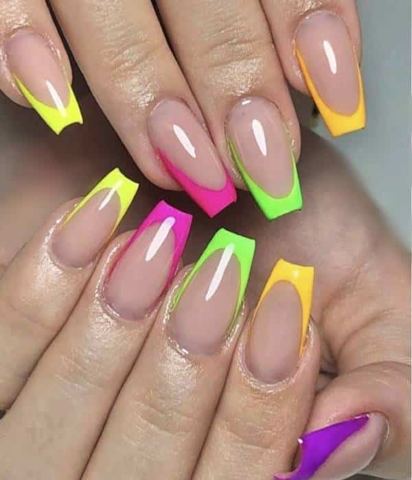 unhas em gel com francesinha fluorescente