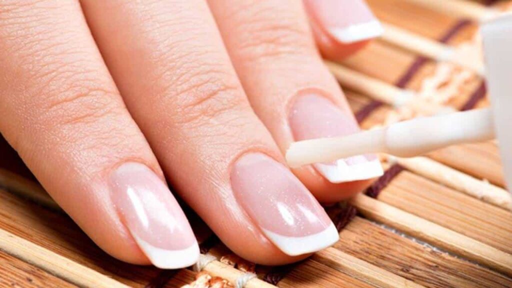 Este ingrediente barato fará com que suas unhas cresçam fortes 