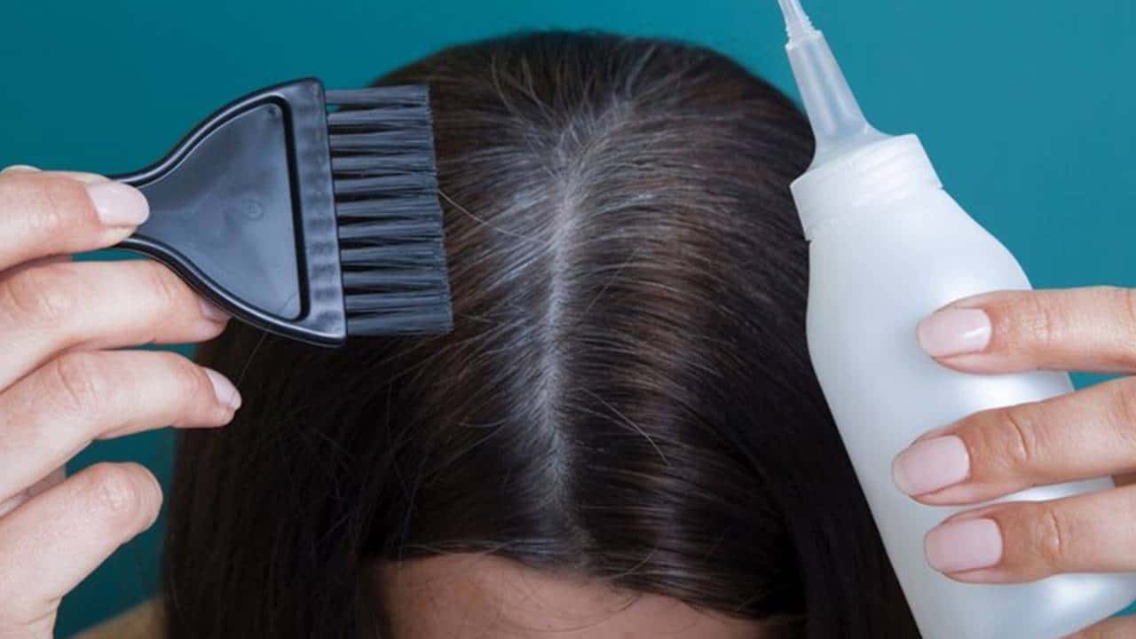 5 óleos essenciais que você deve adicionar ao seu shampoo para tonificar os cabelos grisalhos