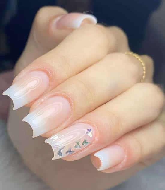 Decoração de unhas natural babybomeer com detalhes em borboletas delicadas