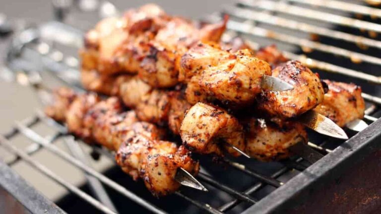 Deliciosos espetos de frango em marinada
