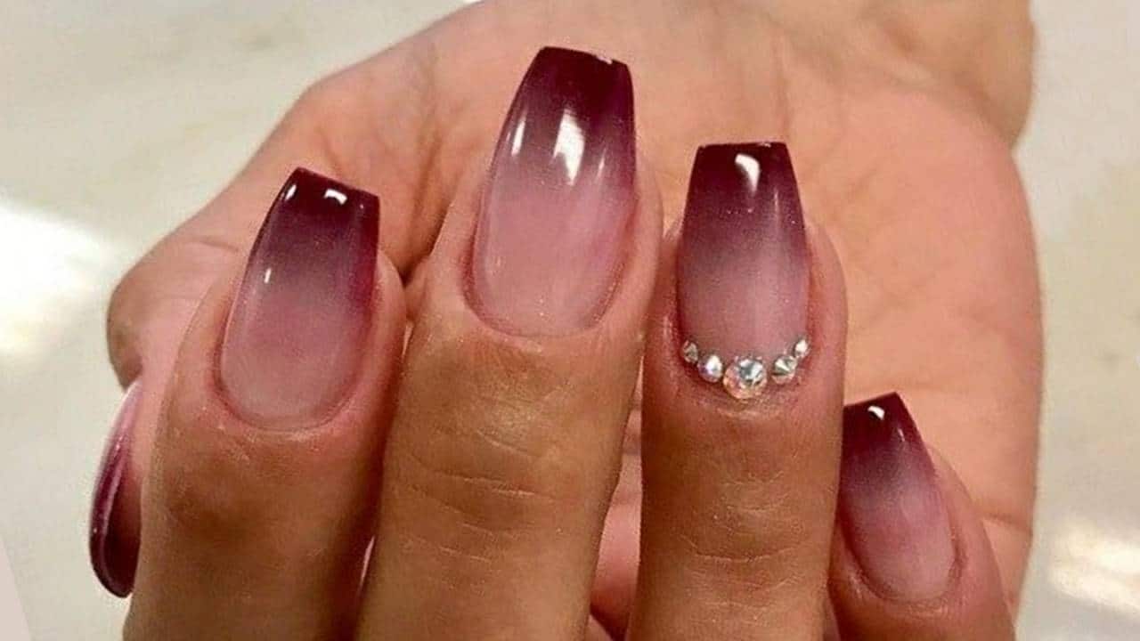 Unhas vinho e nude