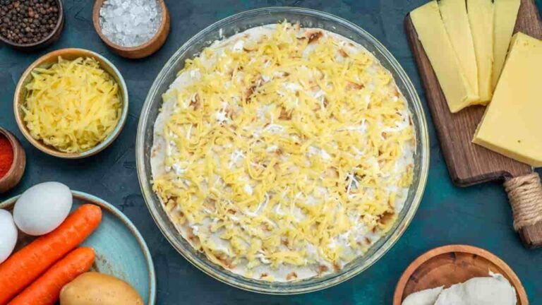 Este arroz com queijo e milho de forno é bem fácil e rápido