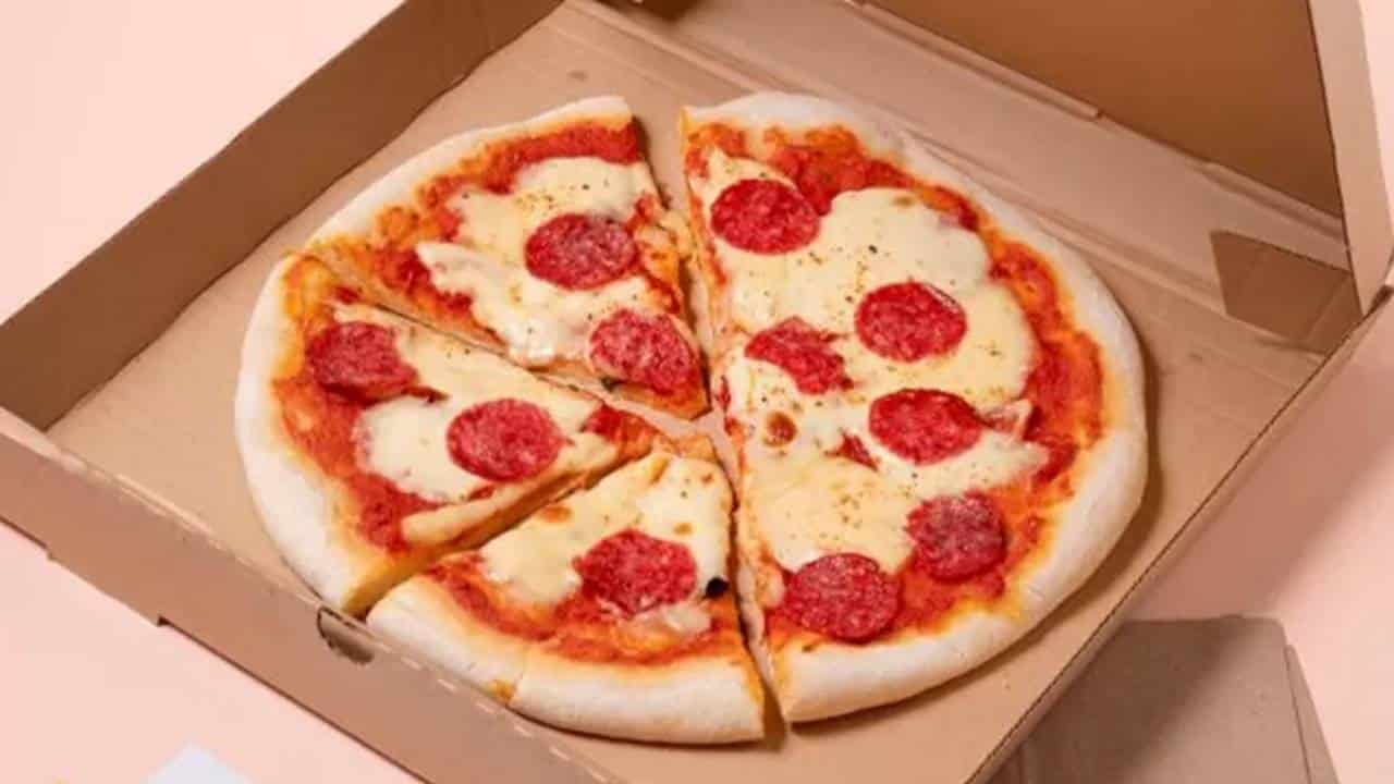 pizza é redonda e papelão é quadrada