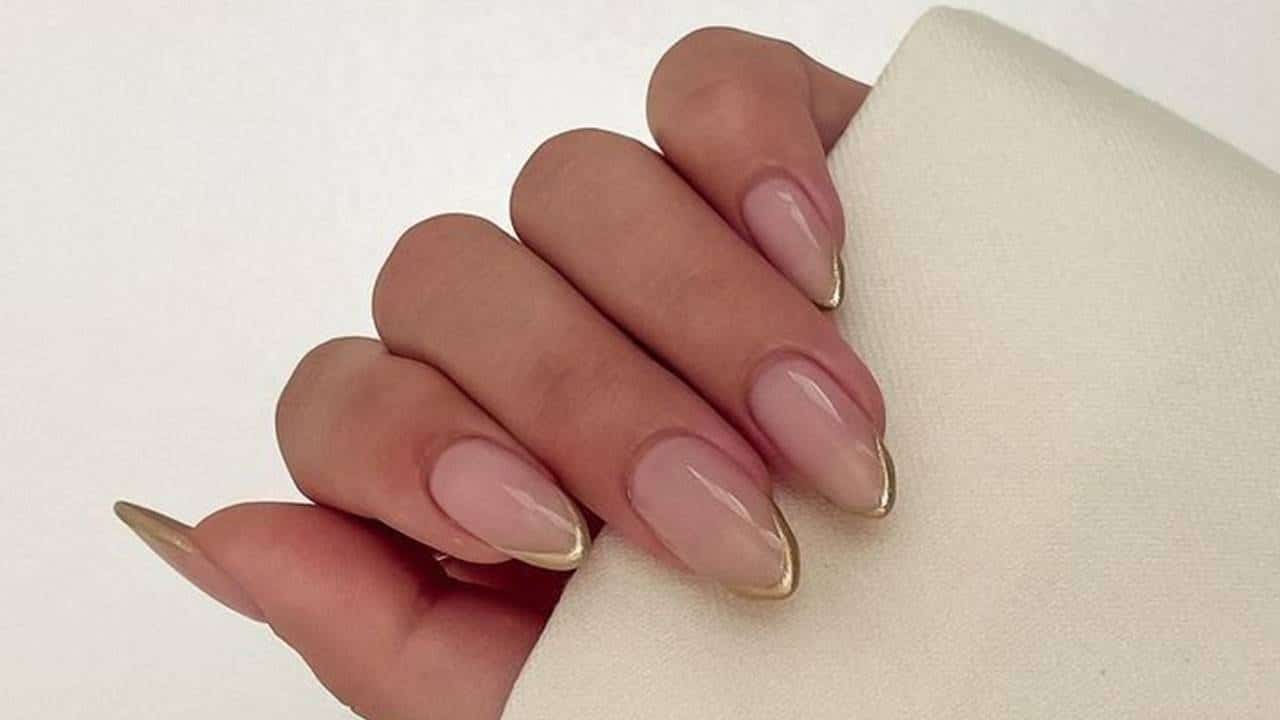 Unhas Francesinha com um Toque Dourado