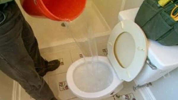 água quente no vaso sanitário