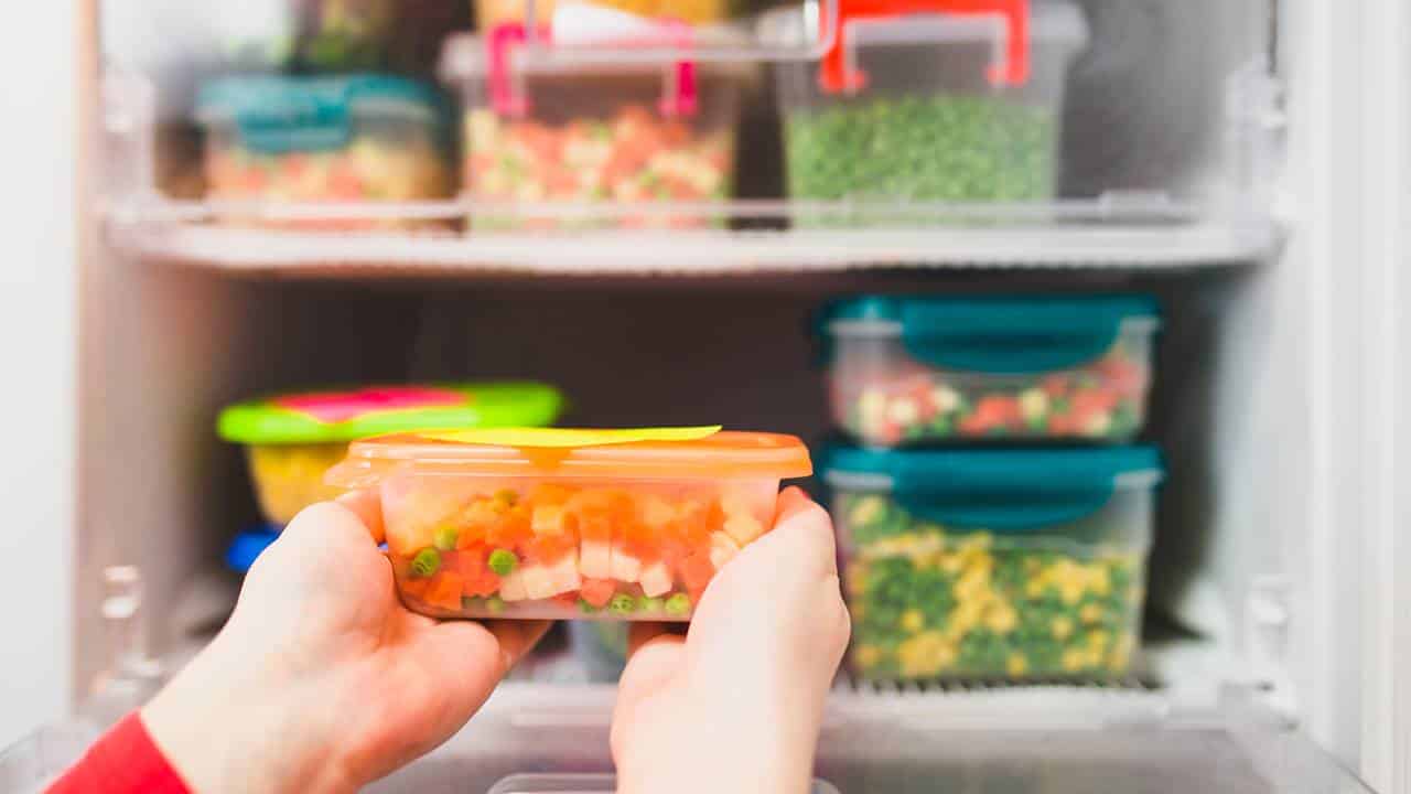 alimentos recipientes em caixas plásticas