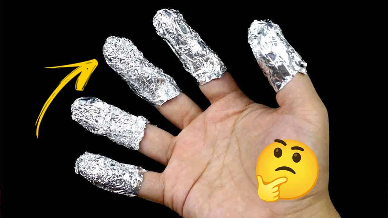 colocando papel alumínio nos dedos