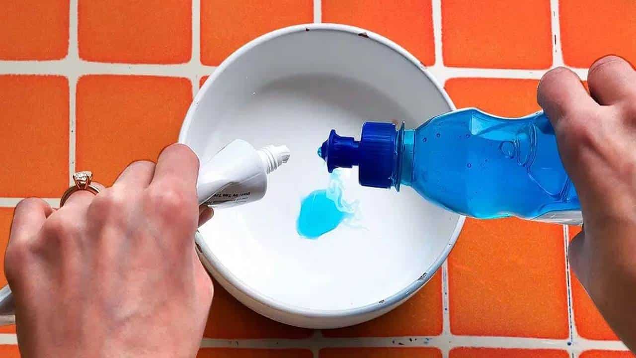Por que colocar sal e pasta de dente na água de limpar o piso?