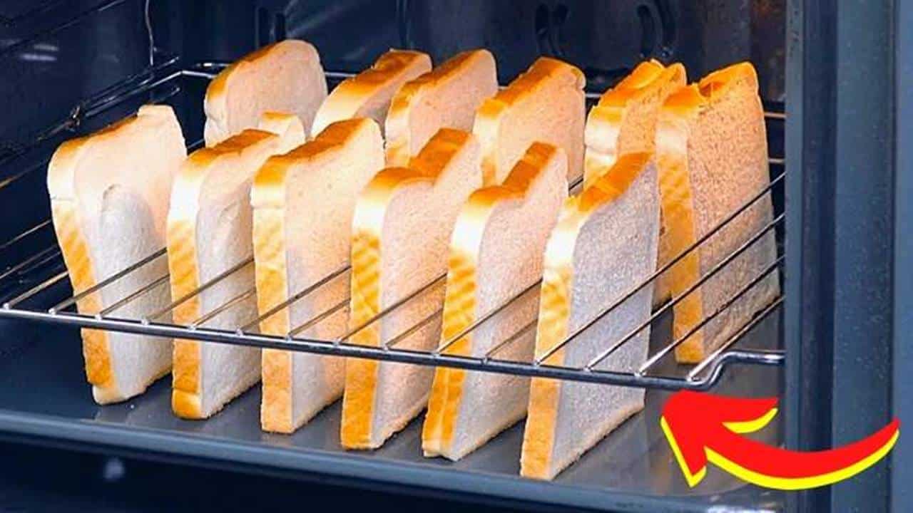 fatias de pão entre as grades do forno do fogão