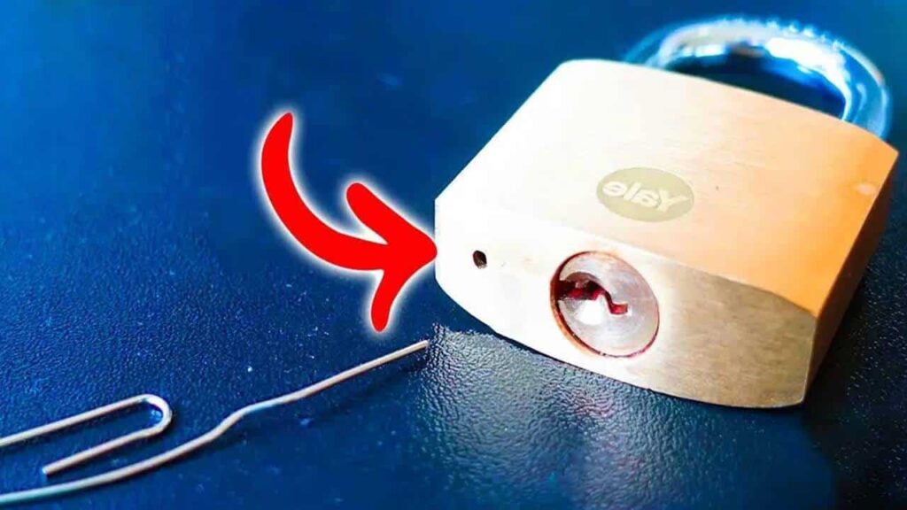 Para que serve o pequeno furo no cadeado?