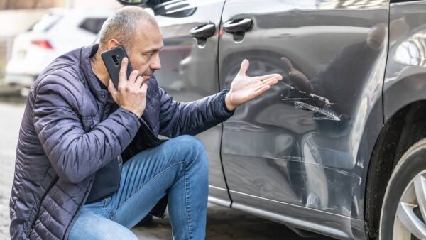 O truque simples e barato com o qual você pode remover arranhões do seu carro em segundos