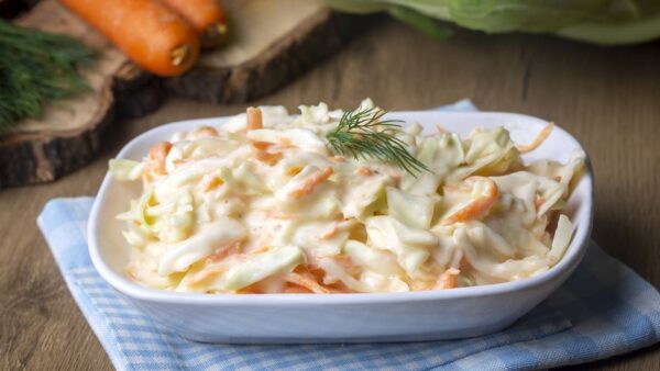 Essa salada de repolho super cremosa: é muito fácil e você vai amar!