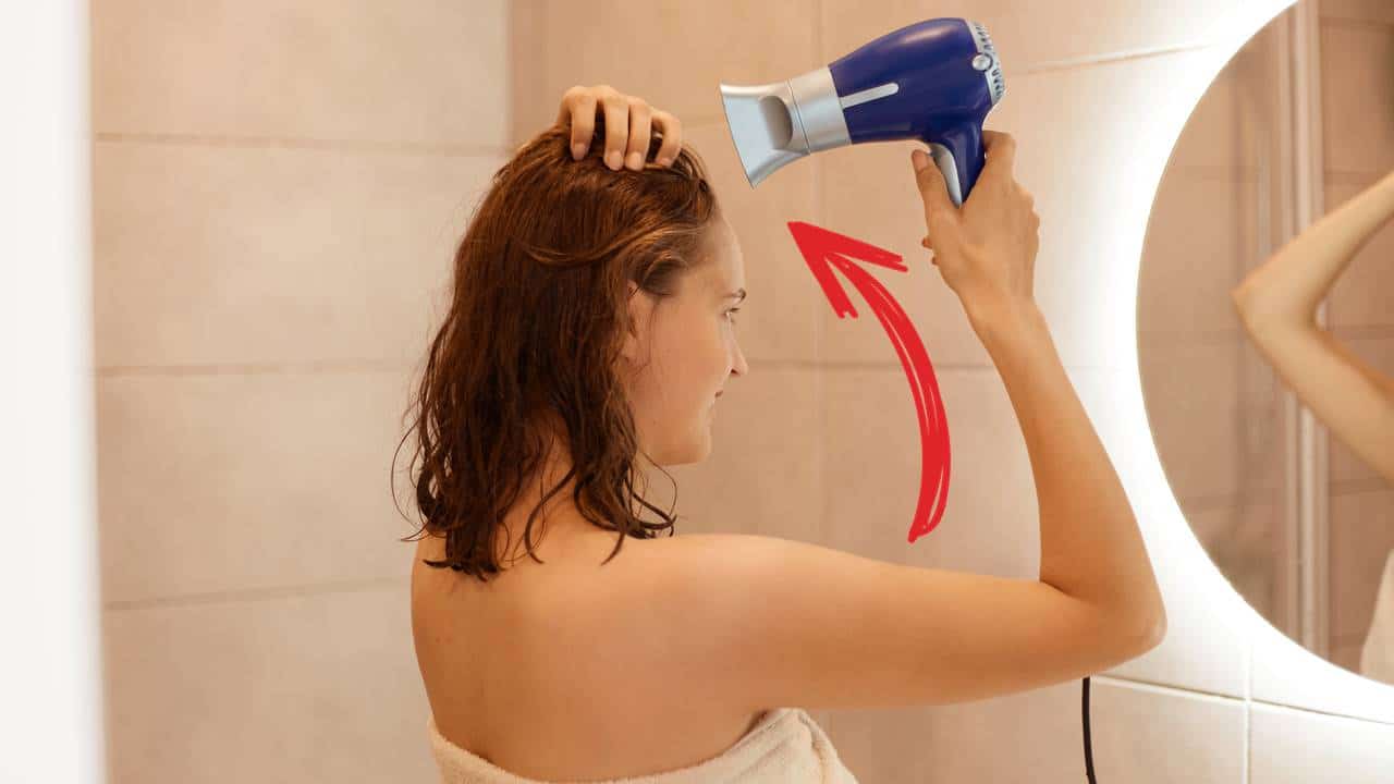 não deve secar o cabelo no banheiro
