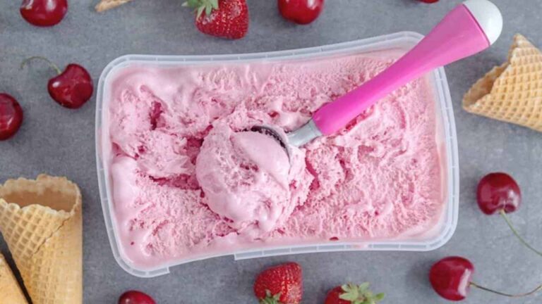 Sorvete cremoso de morango