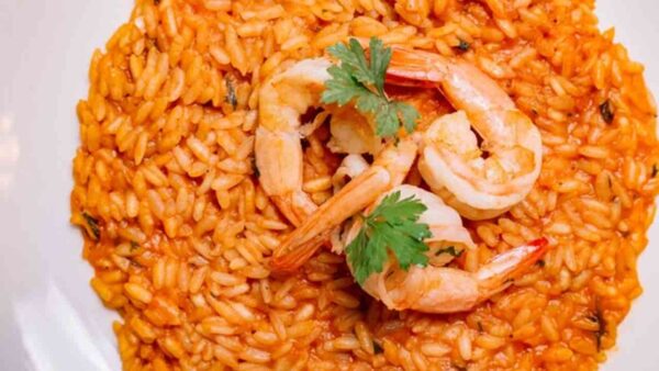 Aprenda passo a passo um delicioso arroz frito com camarão