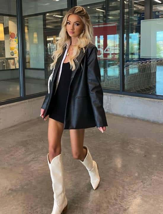 Botas brancas com vestido preto e blazer