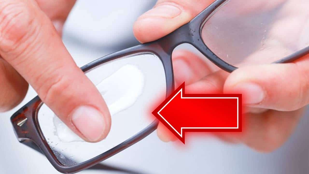 Passo a passo para remover arranhões dos óculos com Creme Dental: é fácil e funciona!