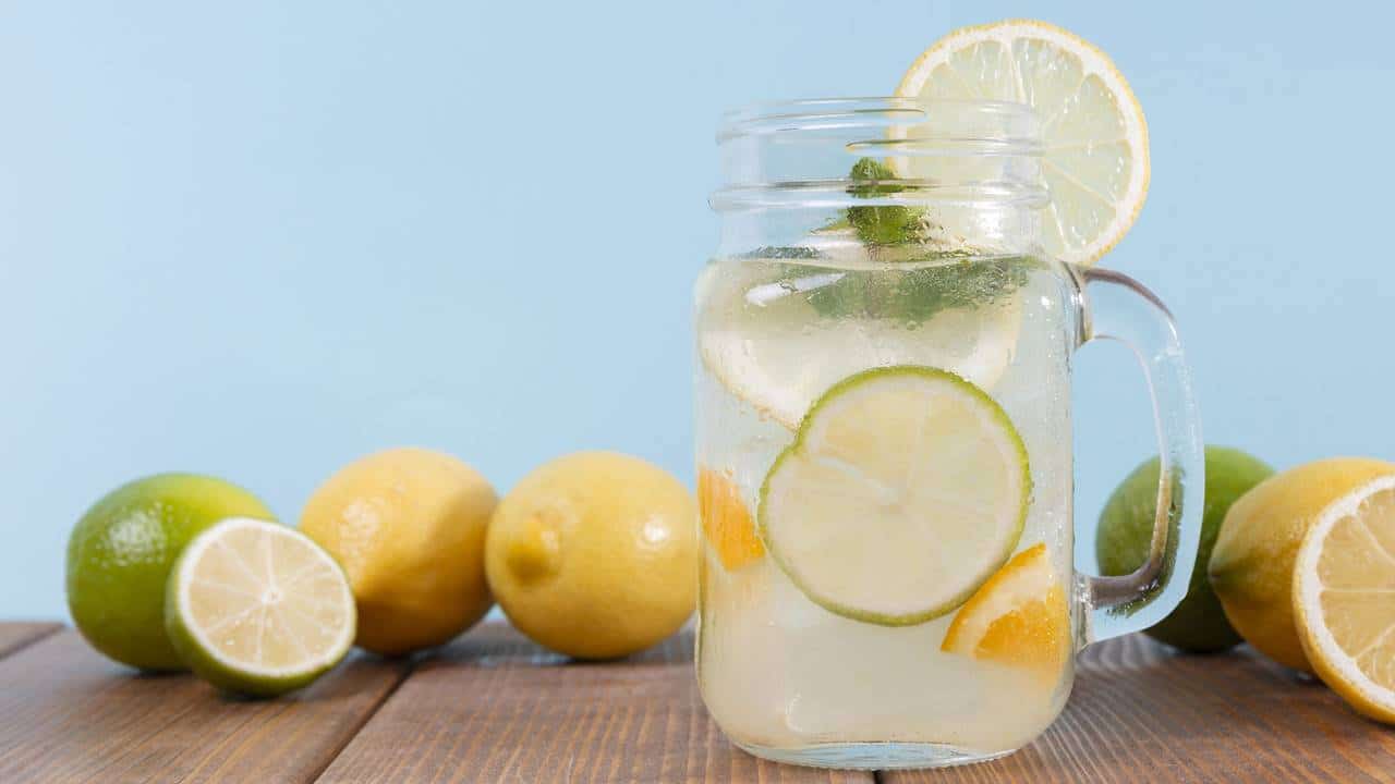 Por que todo mundo bebe água com limão