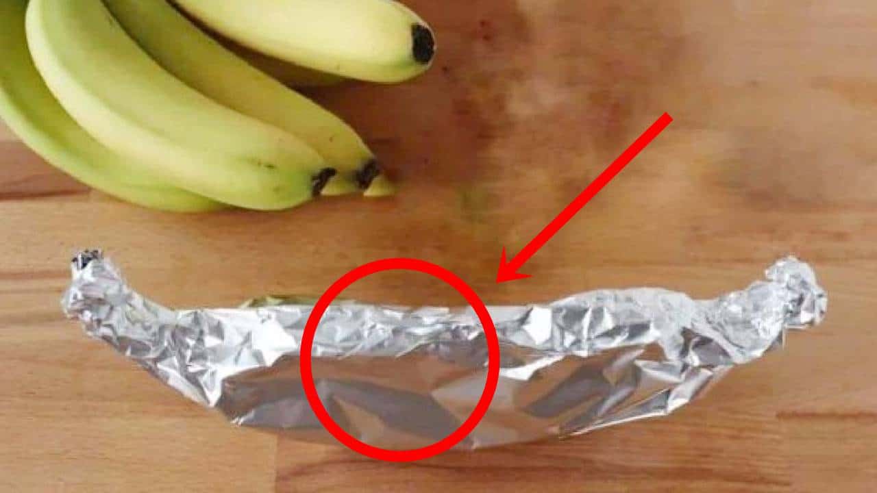 embrulhar uma banana em papel alumínio