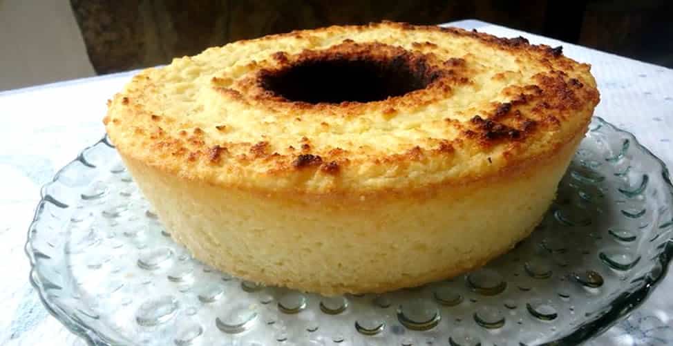 Bolo de mandioca com creme e leite condensado