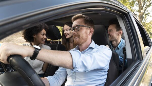 Se um passageiro fizer isso no seu carro, não deixe: você pode até multado!