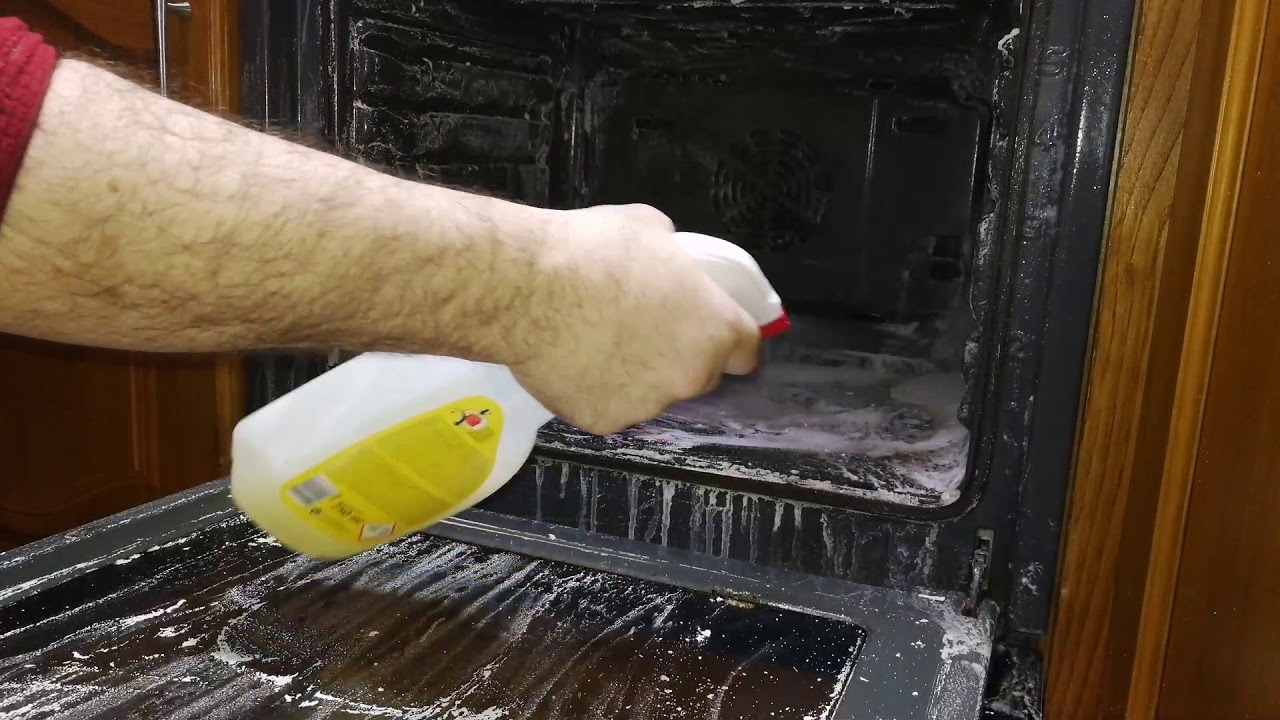 Basta borrifar para limpar o forno