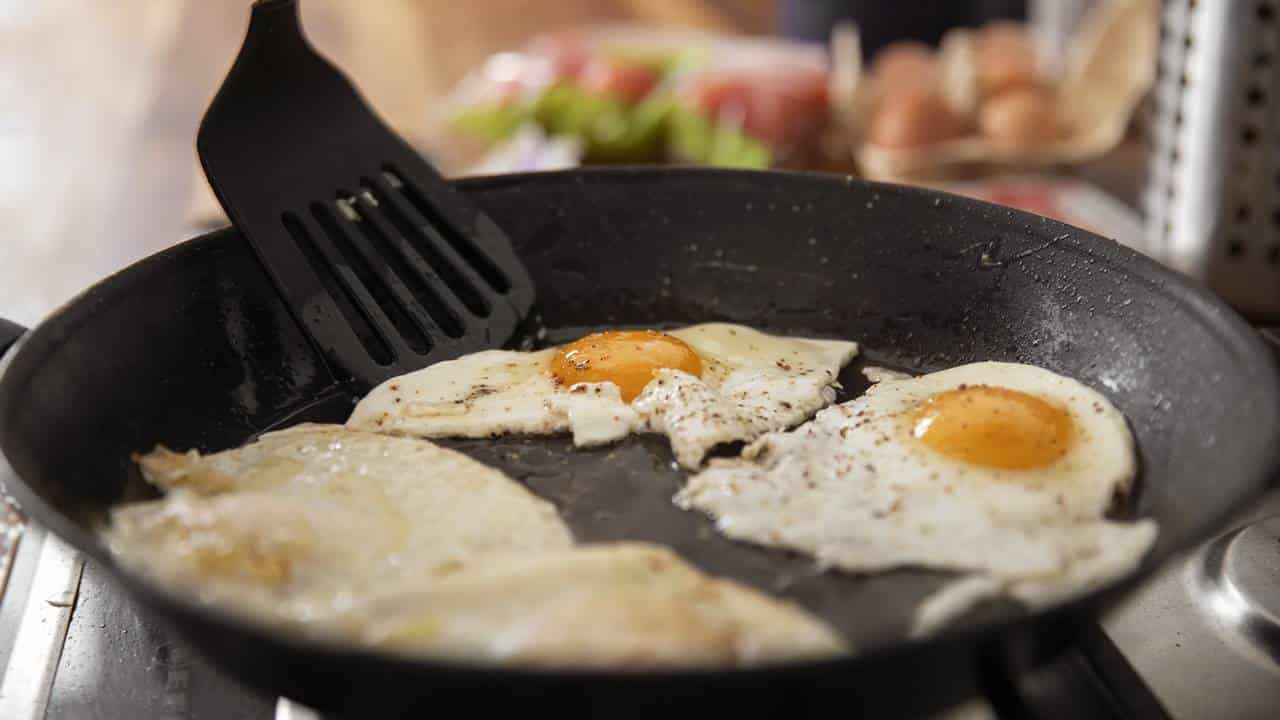 Truque de cozinha para deixar todas as panelas antiaderentes!