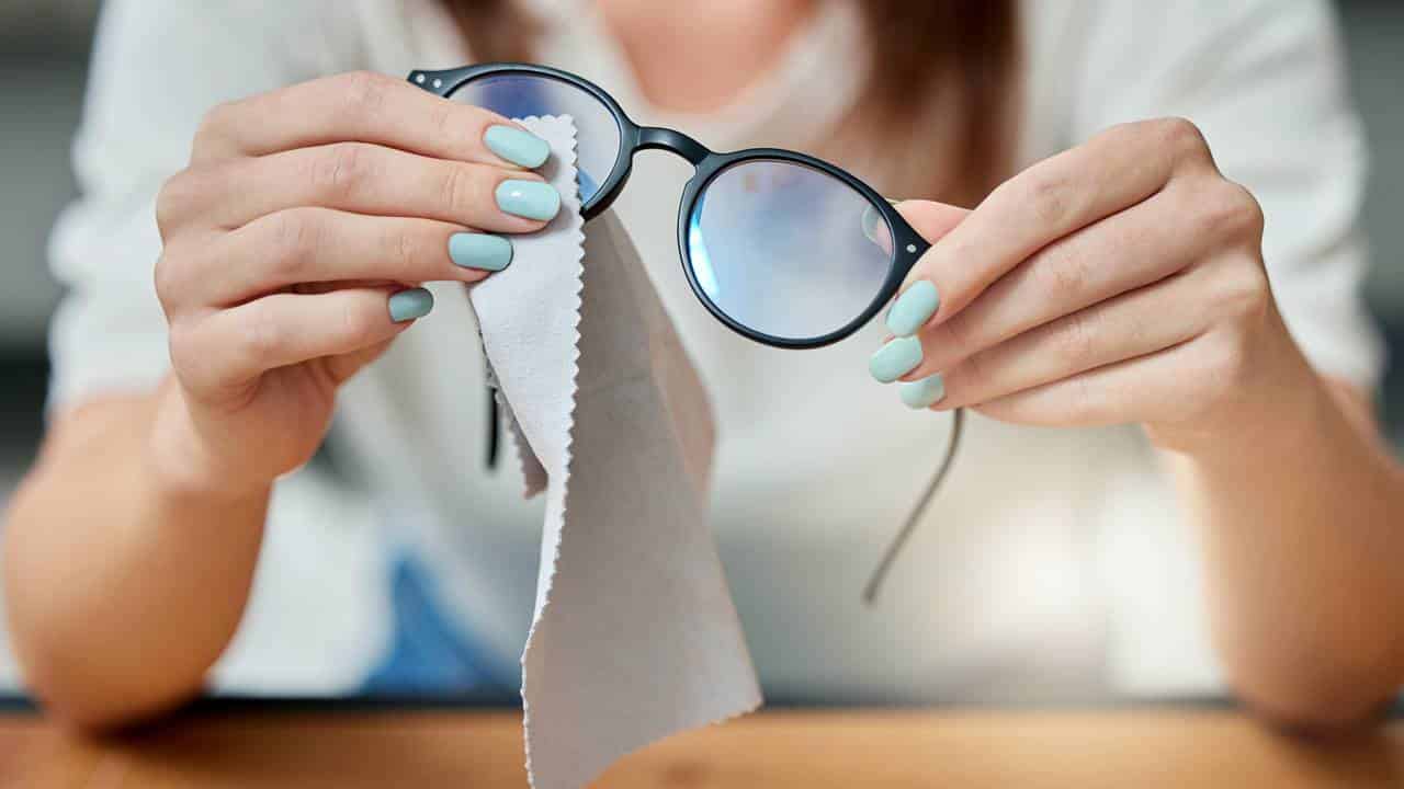 Como recuperar óculos arranhado com ingredientes de casa