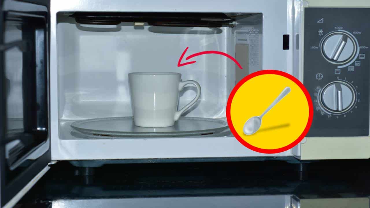 Por que os manuais de micro-ondas recomendam colocar uma colher para aquecer líquidos?