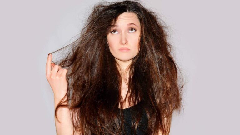 O que fazer para que seu cabelo não fique inchado e com frizz?