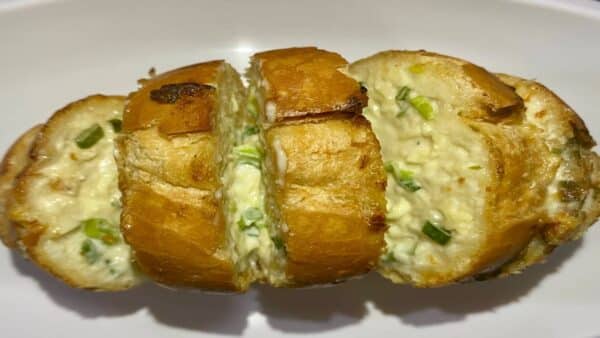 faça seu próprio pão de alho com queijo na Air Fryer 