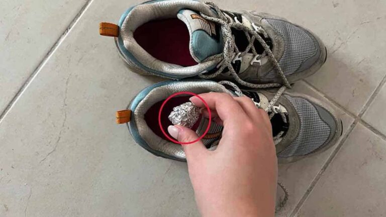 colocar papel alumínio nos sapatos