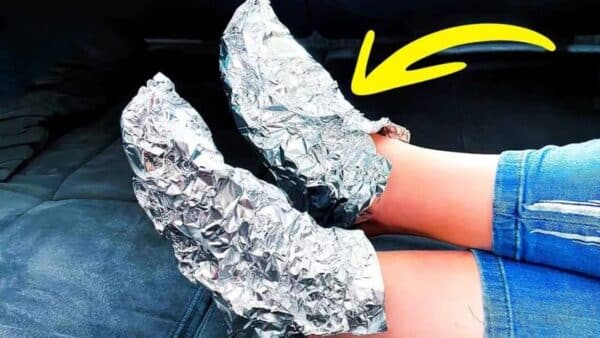 embrulhar os pés em papel alumínio?